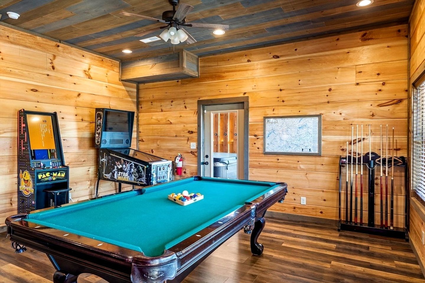 Luminous Cabin with Gorgeous Interior and Hot-Tub in Tennessee