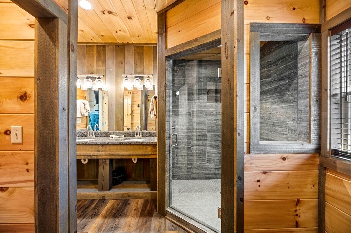 Luminous Cabin with Gorgeous Interior and Hot-Tub in Tennessee