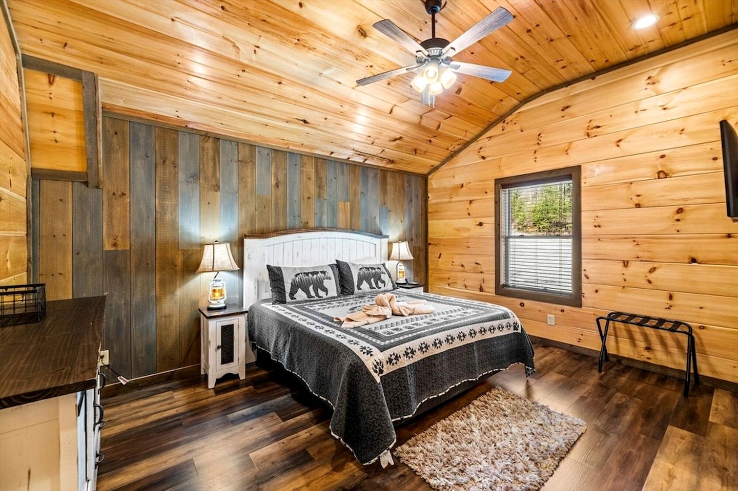 Luminous Cabin with Gorgeous Interior and Hot-Tub in Tennessee