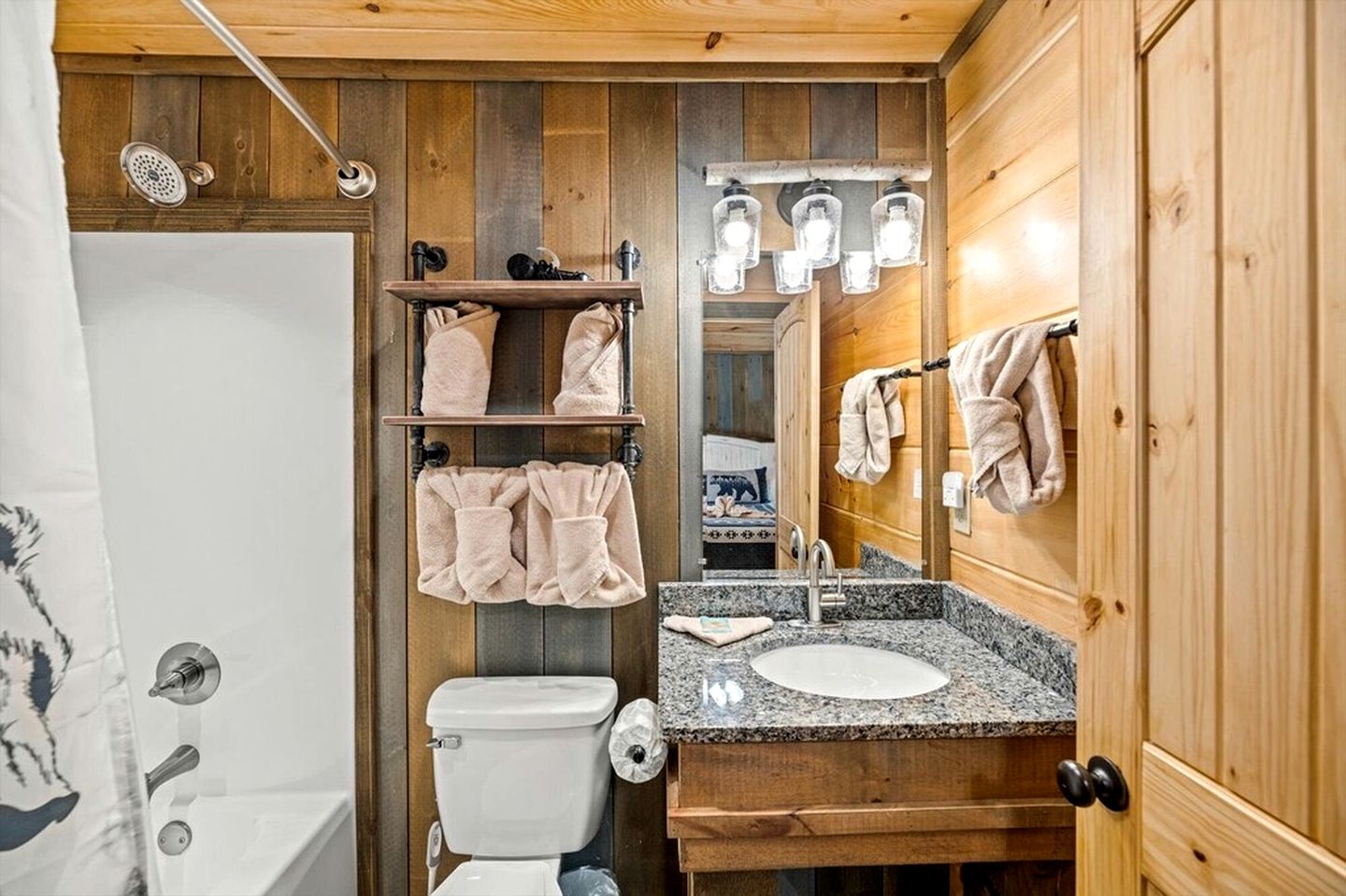 Luminous Cabin with Gorgeous Interior and Hot-Tub in Tennessee