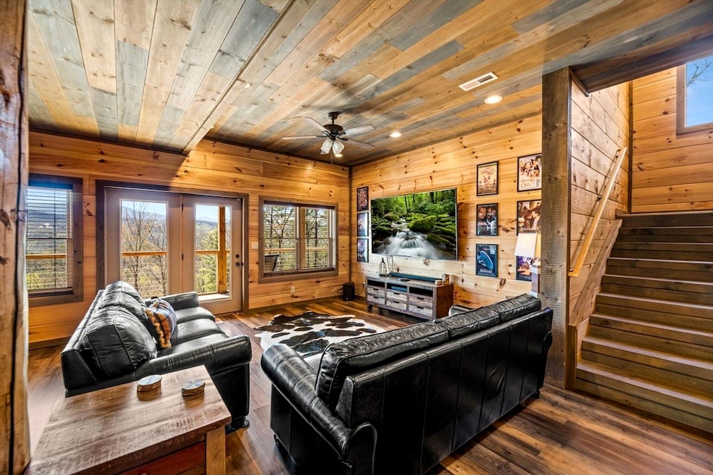 Luminous Cabin with Gorgeous Interior and Hot-Tub in Tennessee