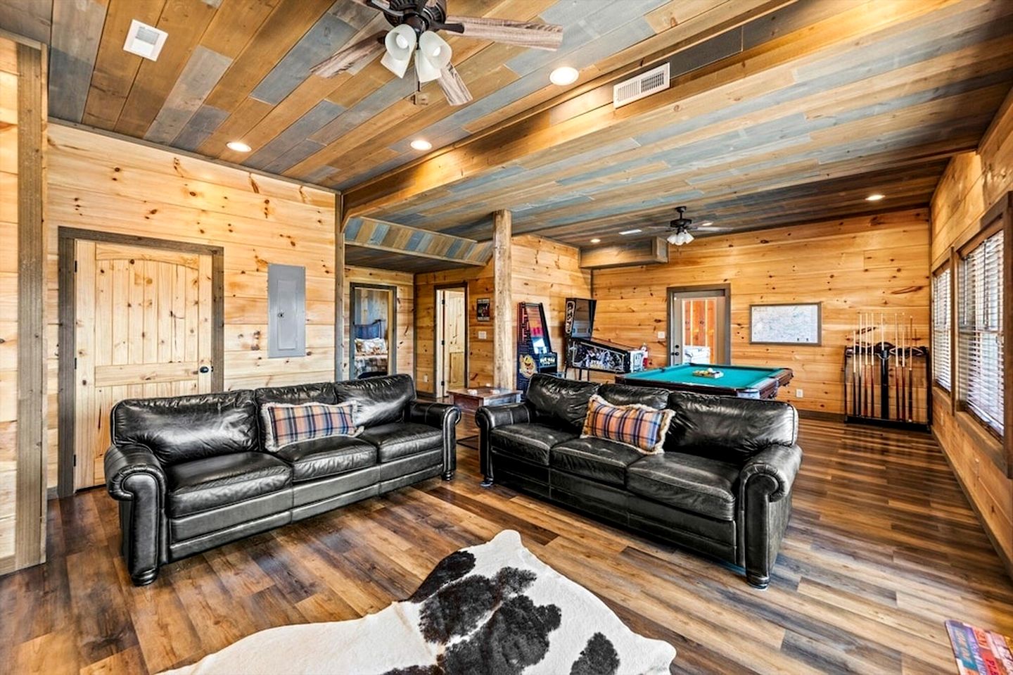 Luminous Cabin with Gorgeous Interior and Hot-Tub in Tennessee