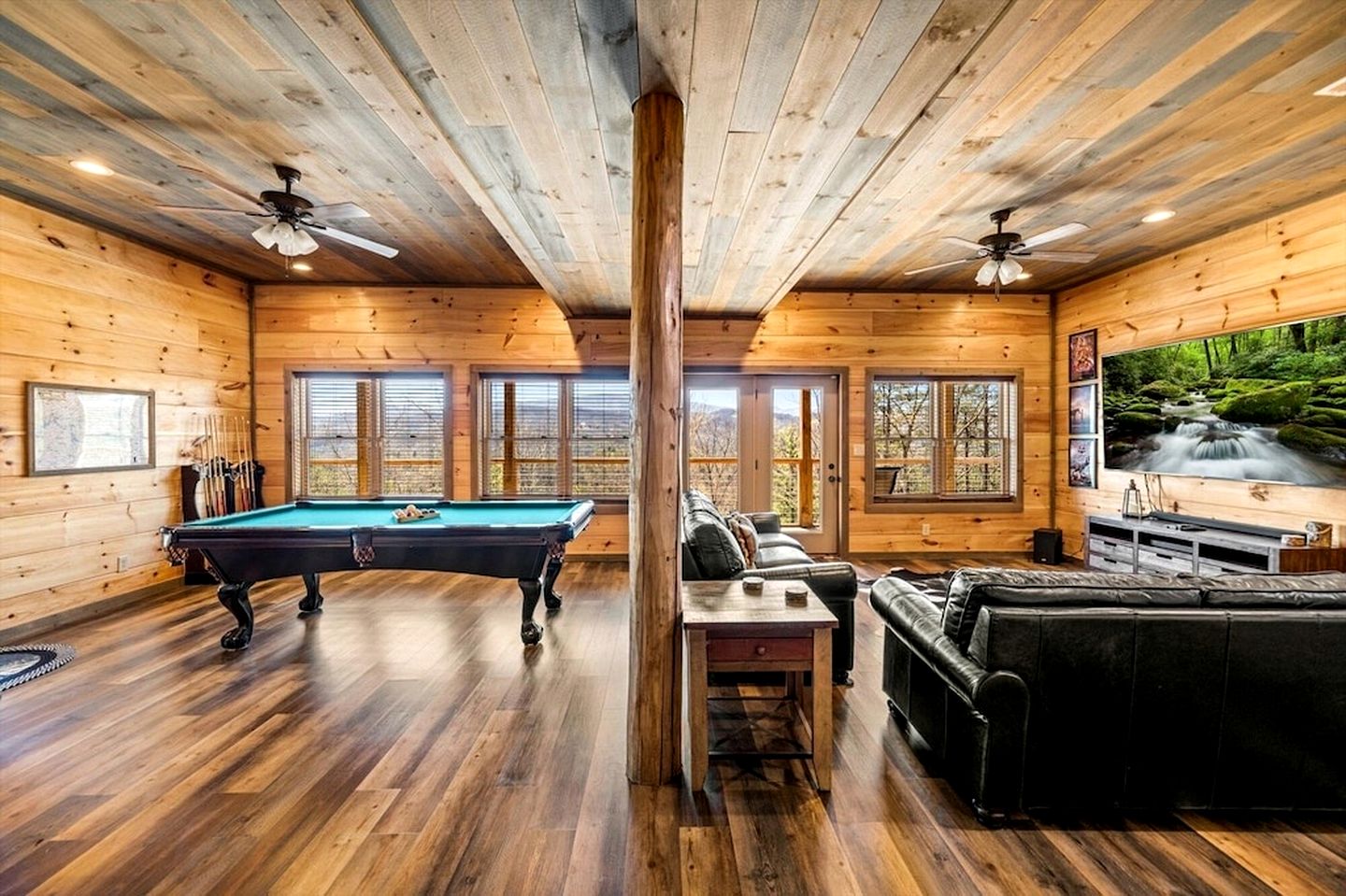 Luminous Cabin with Gorgeous Interior and Hot-Tub in Tennessee