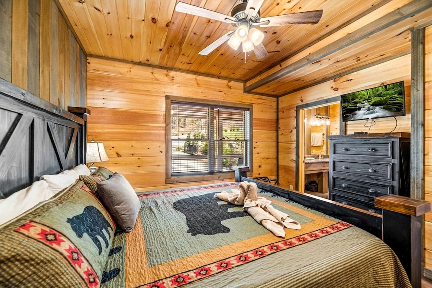 Luminous Cabin with Gorgeous Interior and Hot-Tub in Tennessee