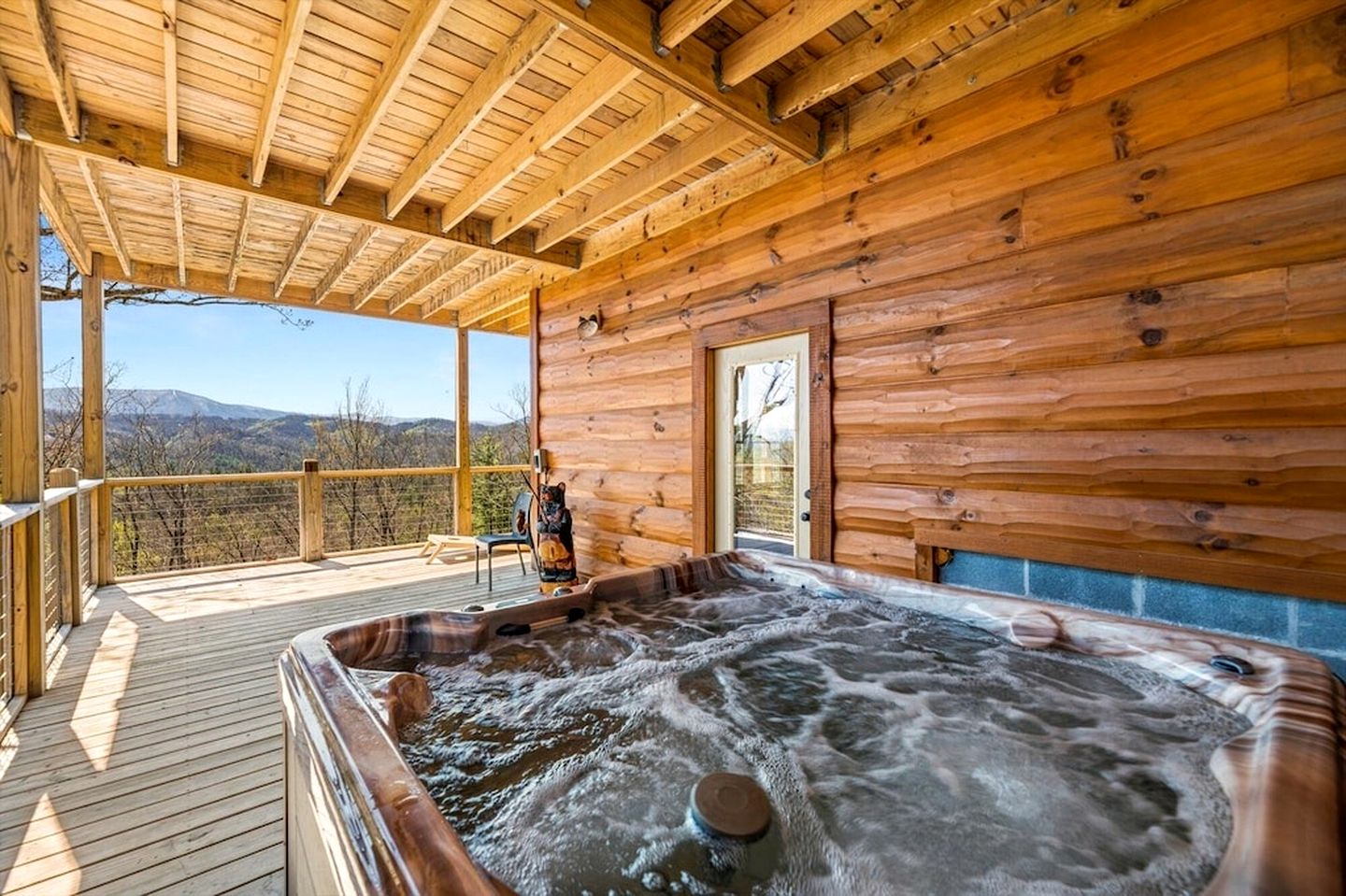 Luminous Cabin with Gorgeous Interior and Hot-Tub in Tennessee