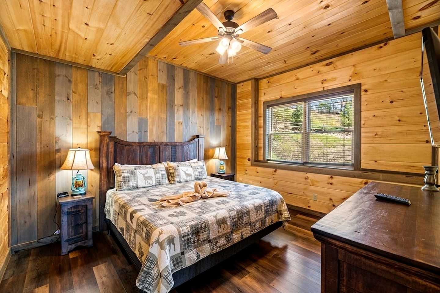 Luminous Cabin with Gorgeous Interior and Hot-Tub in Tennessee