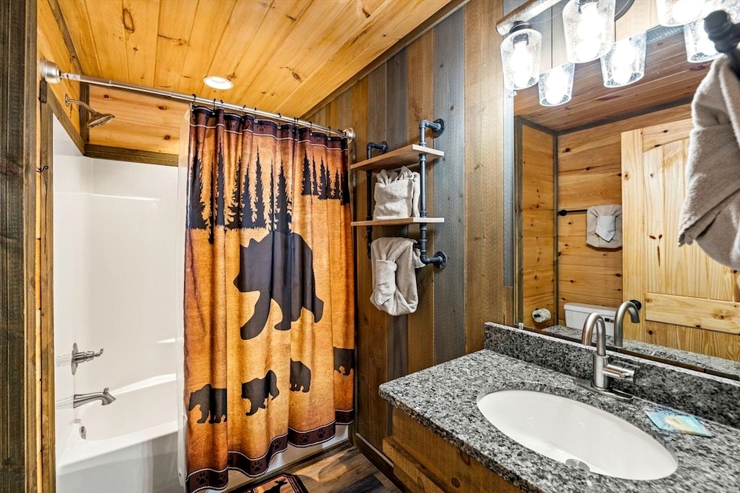 Luminous Cabin with Gorgeous Interior and Hot-Tub in Tennessee