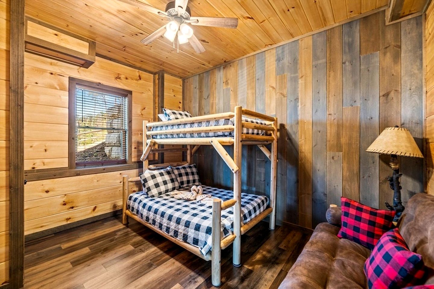 Luminous Cabin with Gorgeous Interior and Hot-Tub in Tennessee