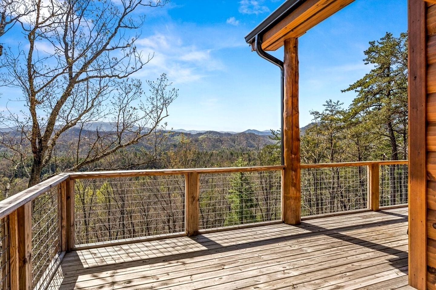 Luminous Cabin with Gorgeous Interior and Hot-Tub in Tennessee