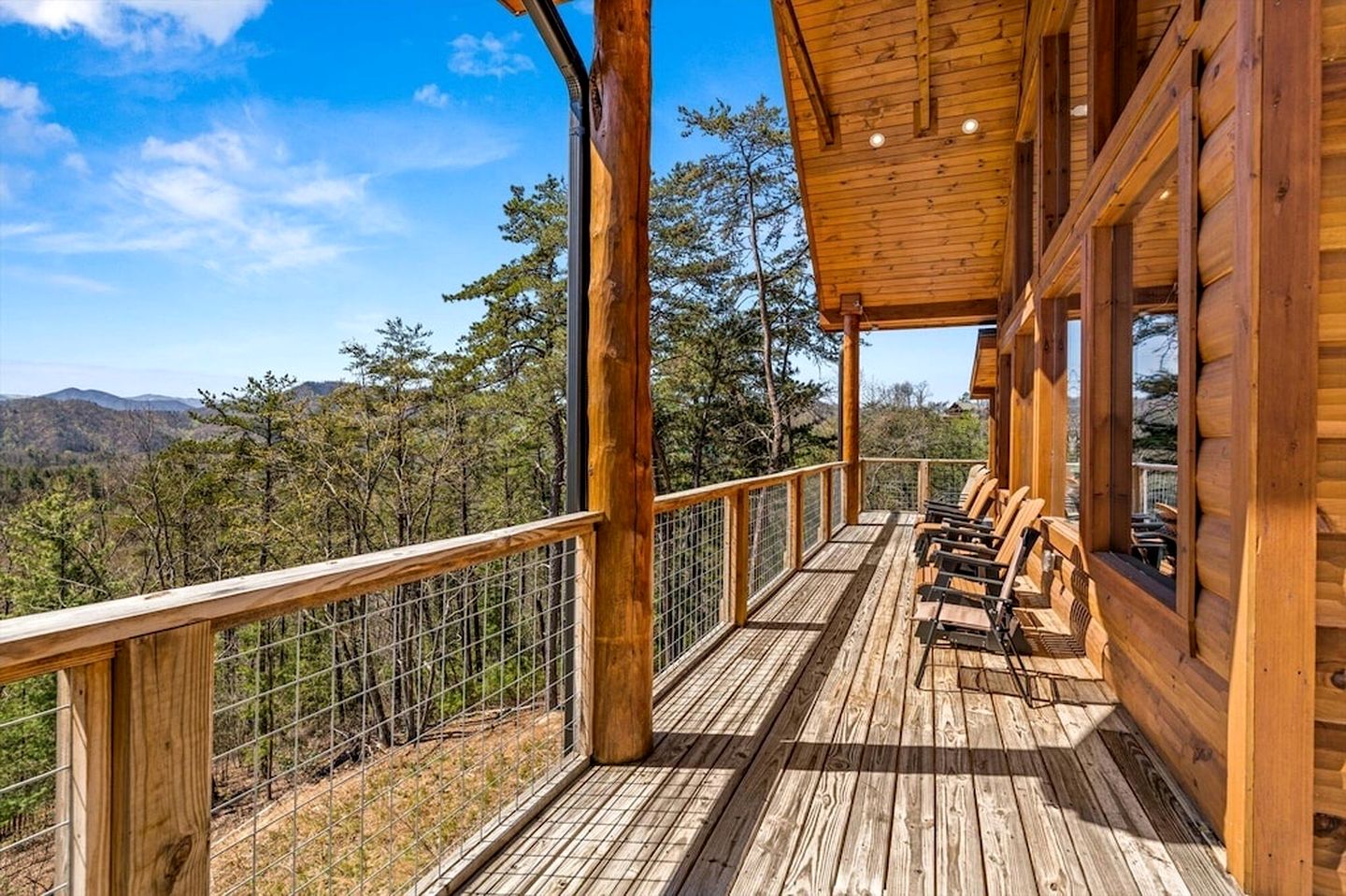 Luminous Cabin with Gorgeous Interior and Hot-Tub in Tennessee