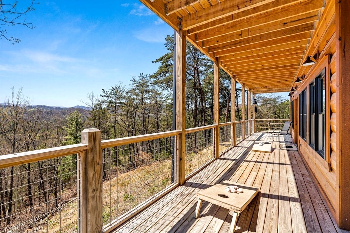 Luminous Cabin with Gorgeous Interior and Hot-Tub in Tennessee