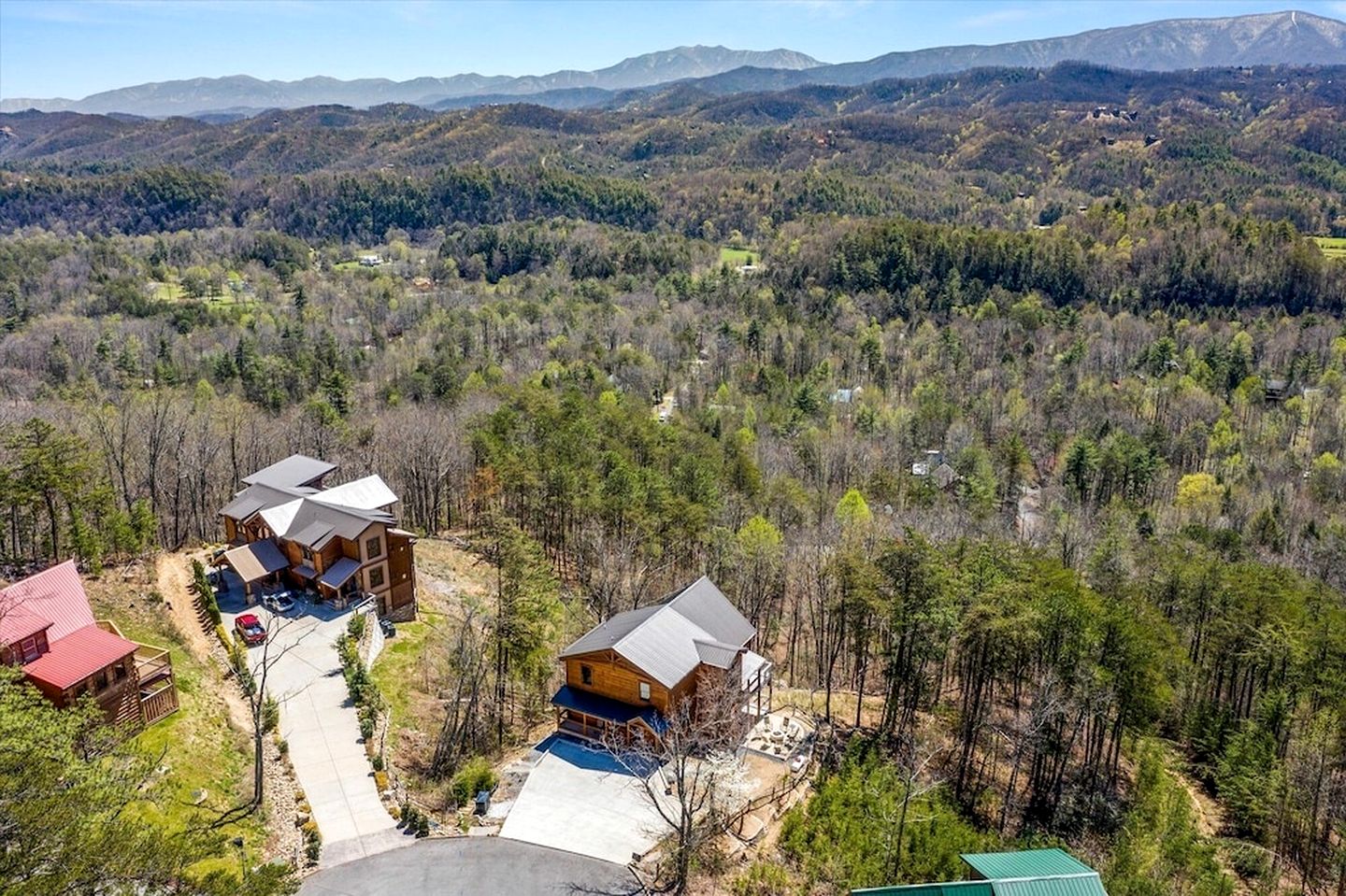 Luminous Cabin with Gorgeous Interior and Hot-Tub in Tennessee