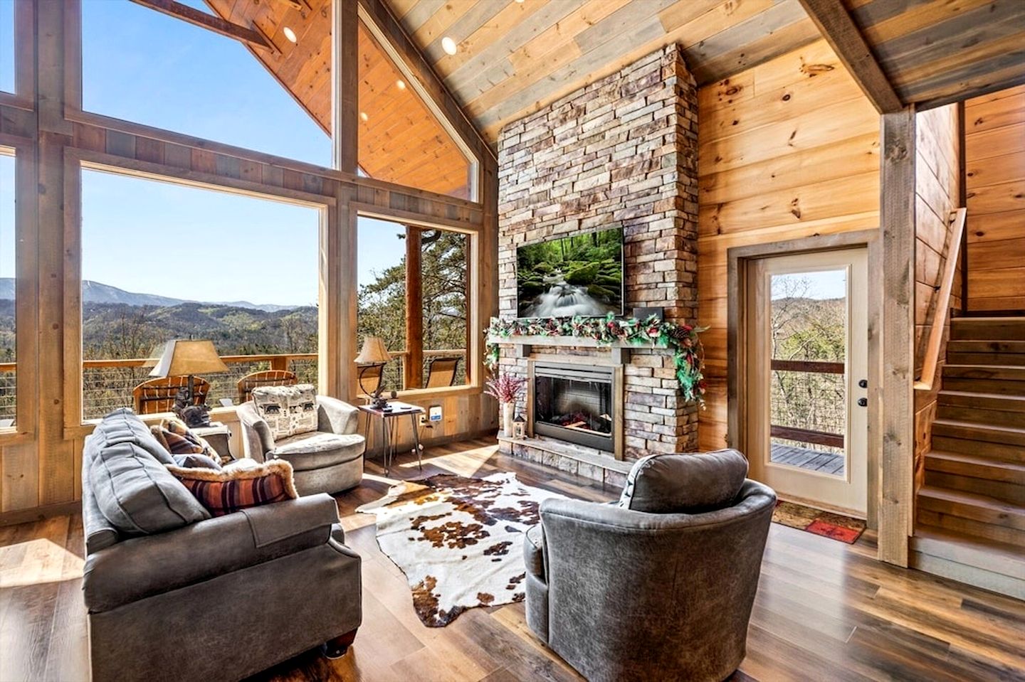 Luminous Cabin with Gorgeous Interior and Hot-Tub in Tennessee