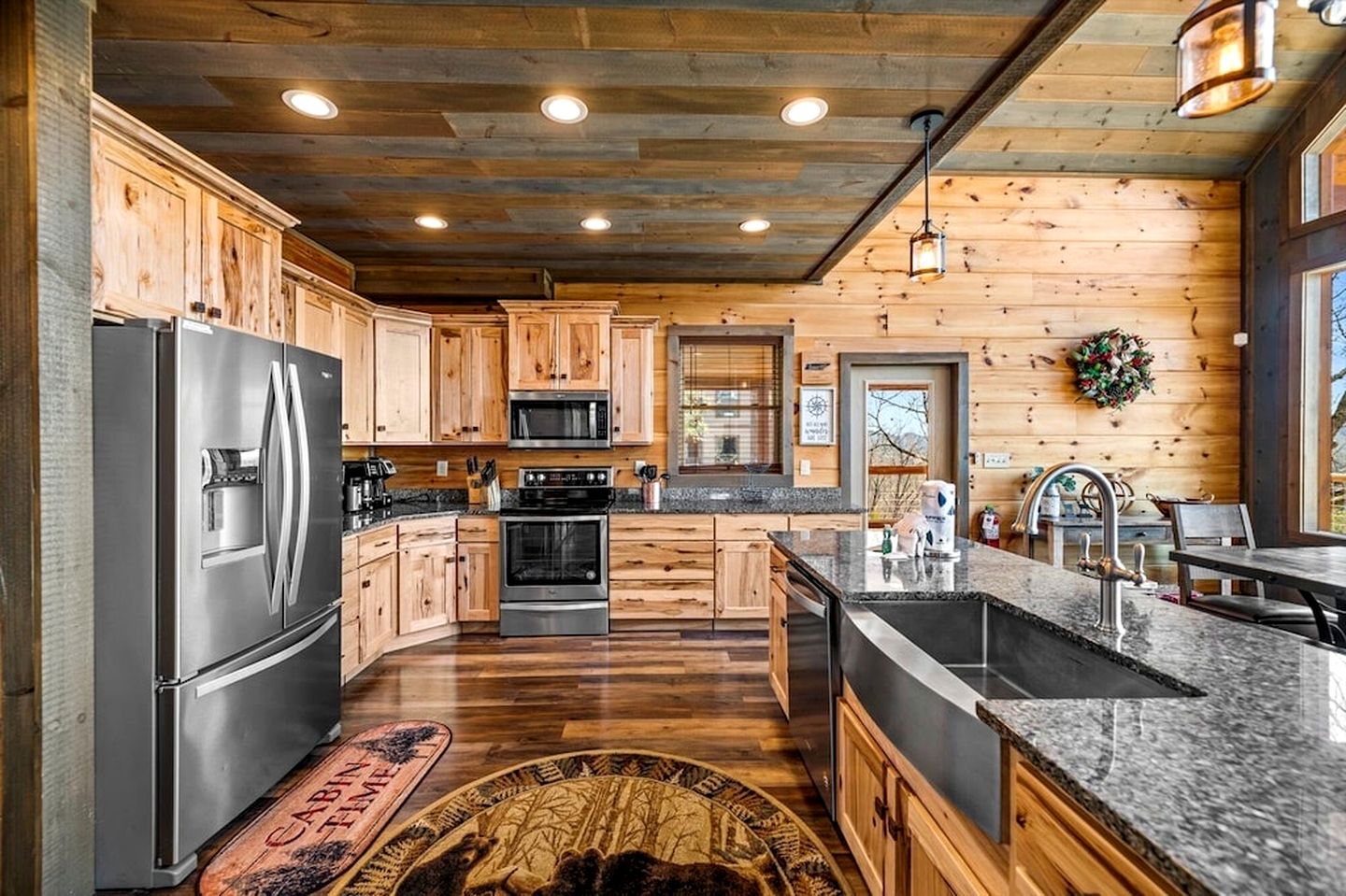 Luminous Cabin with Gorgeous Interior and Hot-Tub in Tennessee