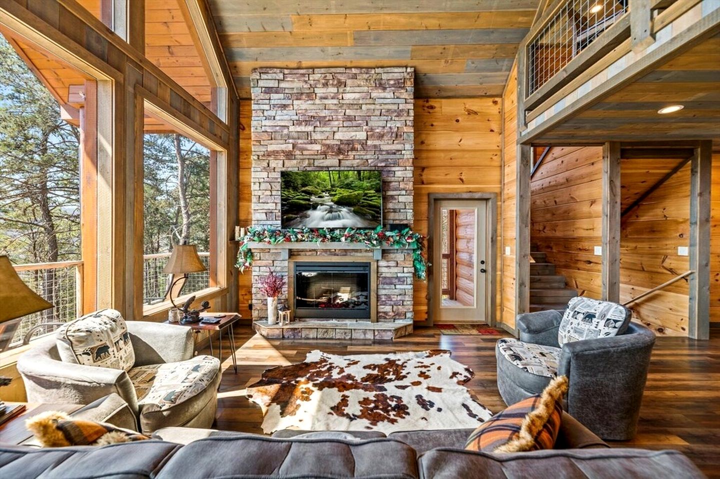 Luminous Cabin with Gorgeous Interior and Hot-Tub in Tennessee