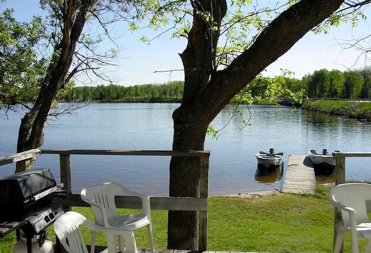 Cottages (Madawaska, Ontario, Canada)