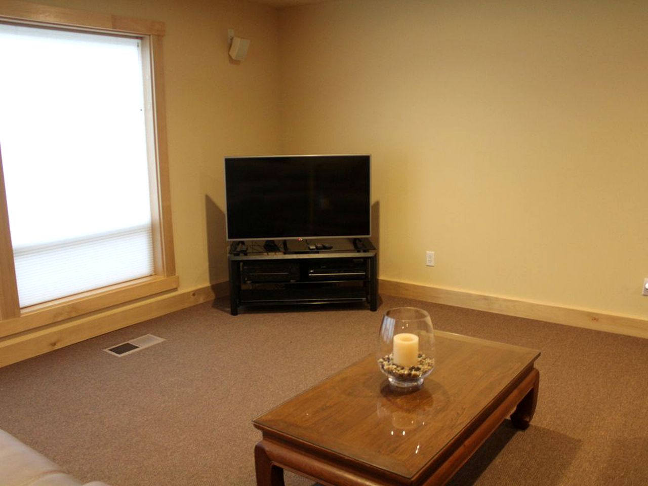 Rustic Cabin with a Pool and Hot Tub on Harstine Island in Washington