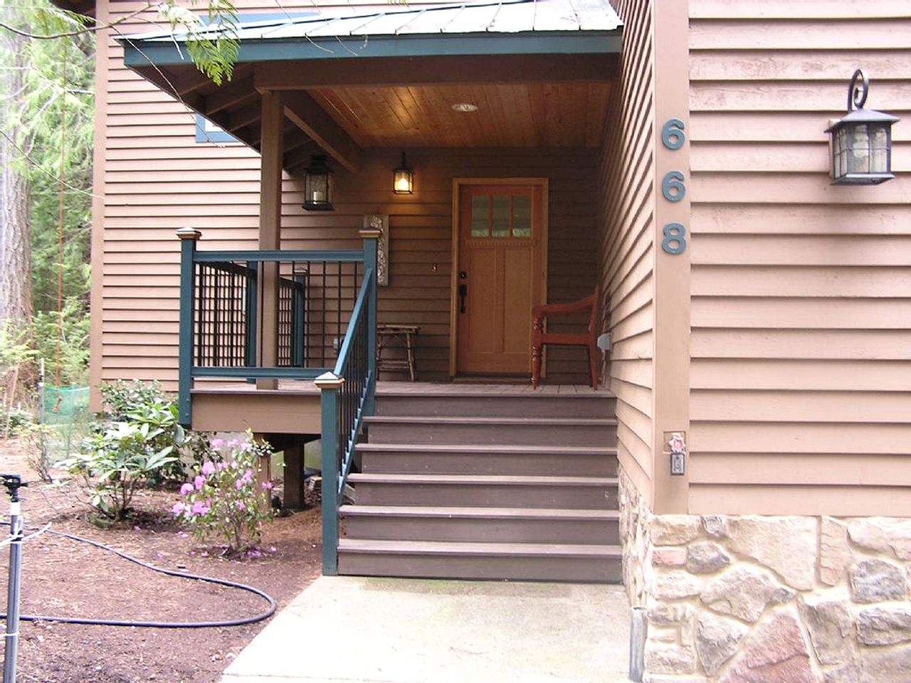 Rustic Cabin with a Pool and Hot Tub on Harstine Island in Washington