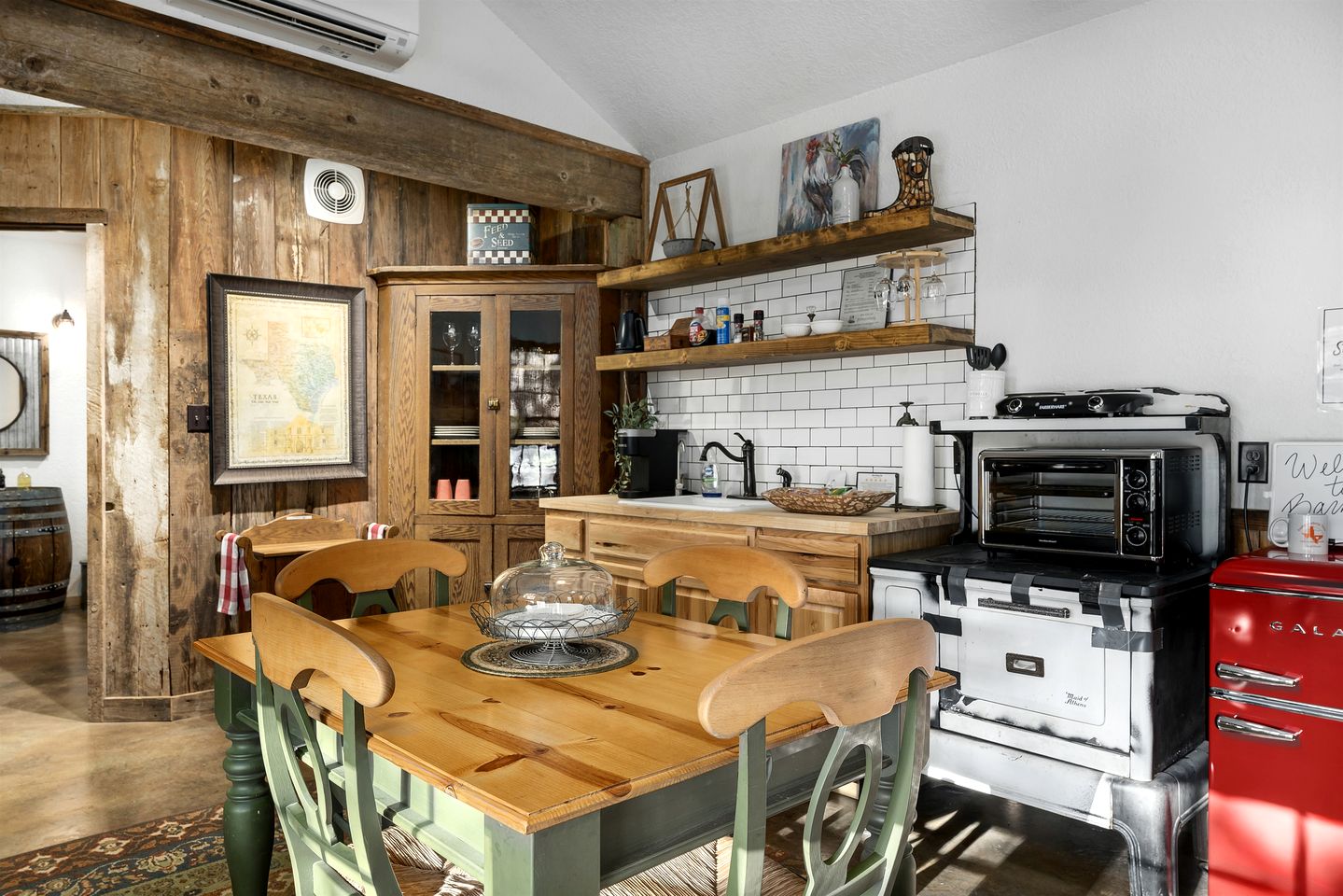 Chic, Renovated Barn with Hot Tub near the Heart of Fredericksburg Texas, Perfect for a Rustic Escape