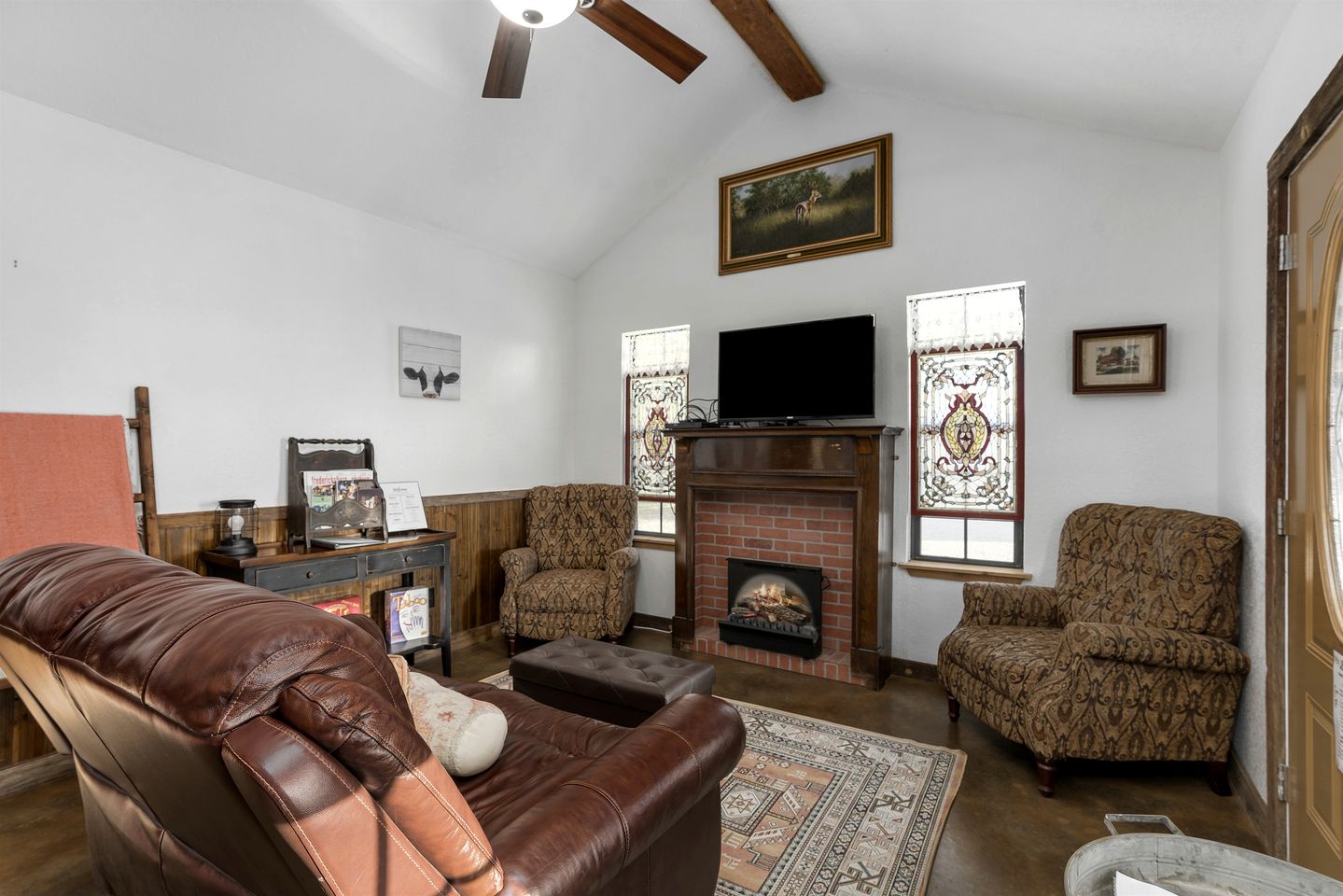 Chic, Renovated Barn with Hot Tub near the Heart of Fredericksburg Texas, Perfect for a Rustic Escape