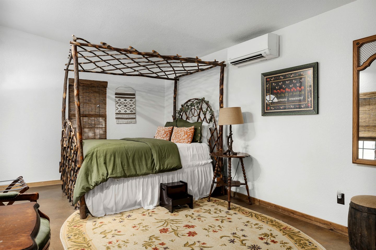 Chic, Renovated Barn with Hot Tub near the Heart of Fredericksburg Texas, Perfect for a Rustic Escape