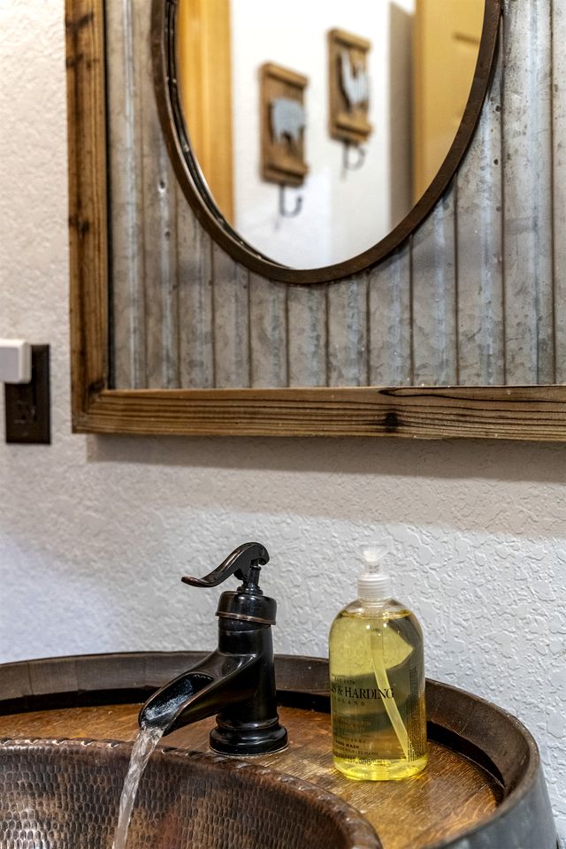 Chic, Renovated Barn with Hot Tub near the Heart of Fredericksburg Texas, Perfect for a Rustic Escape