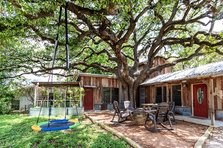 Chic, Renovated Barn with Hot Tub near the Heart of Fredericksburg Texas, Perfect for a Rustic Escape