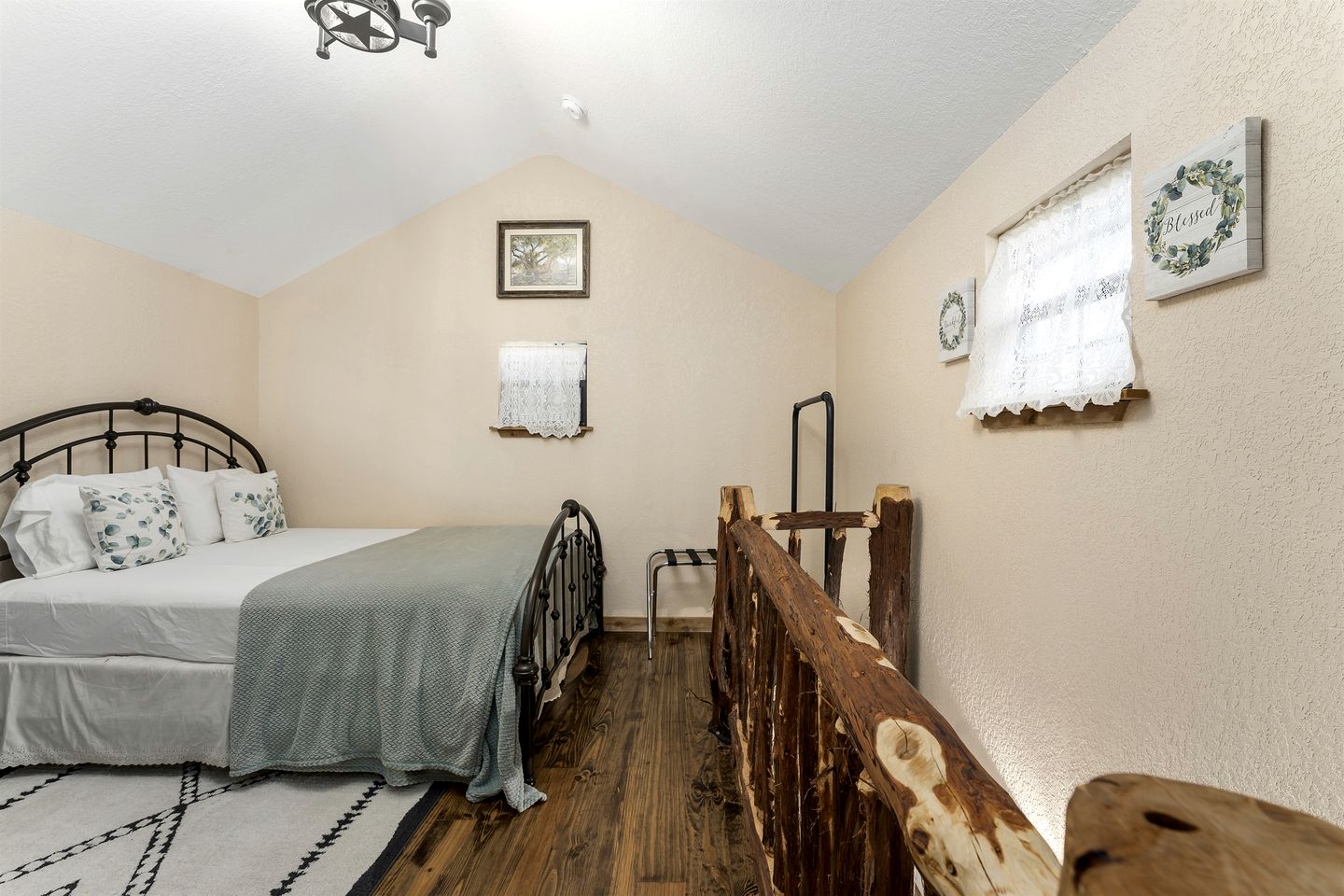 Chic, Renovated Barn with Hot Tub near the Heart of Fredericksburg Texas, Perfect for a Rustic Escape