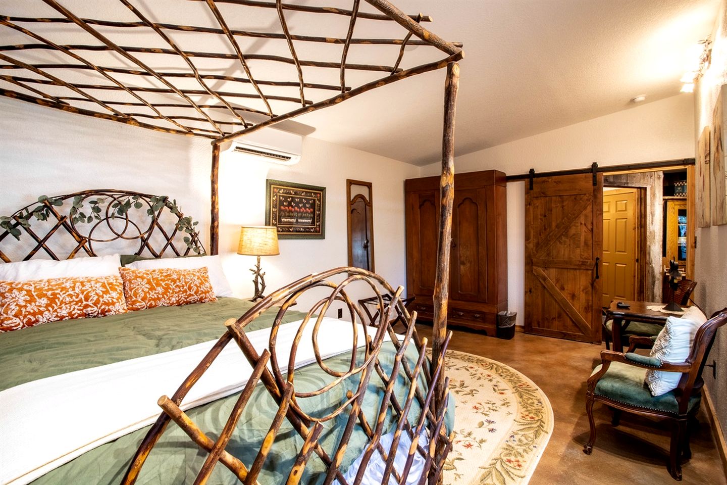 Chic, Renovated Barn with Hot Tub near the Heart of Fredericksburg Texas, Perfect for a Rustic Escape