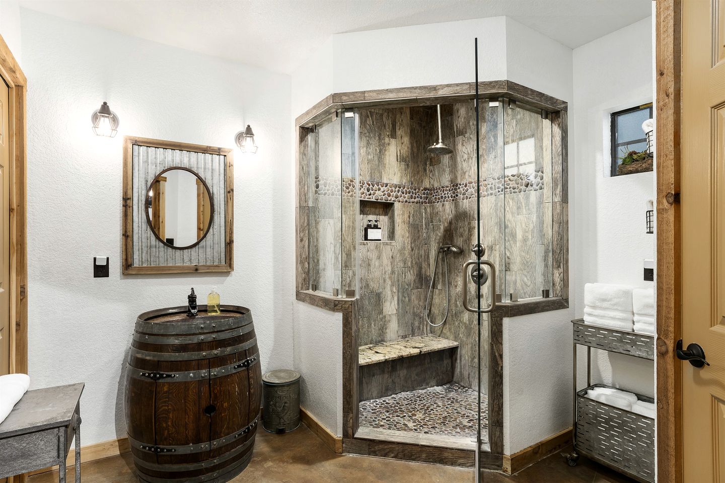 Chic, Renovated Barn with Hot Tub near the Heart of Fredericksburg Texas, Perfect for a Rustic Escape