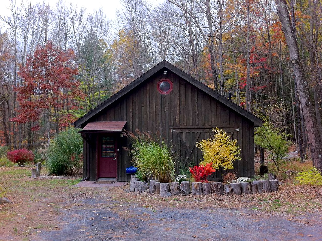 Romantic Streamside Barn Rental with Hot Tub in Heart of Woodstock, New York