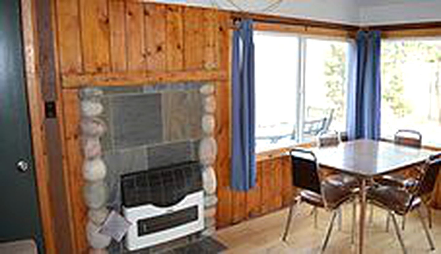 Lakefront Cabin near the Canadian Rockies in Chilanko Forks, British Columbia