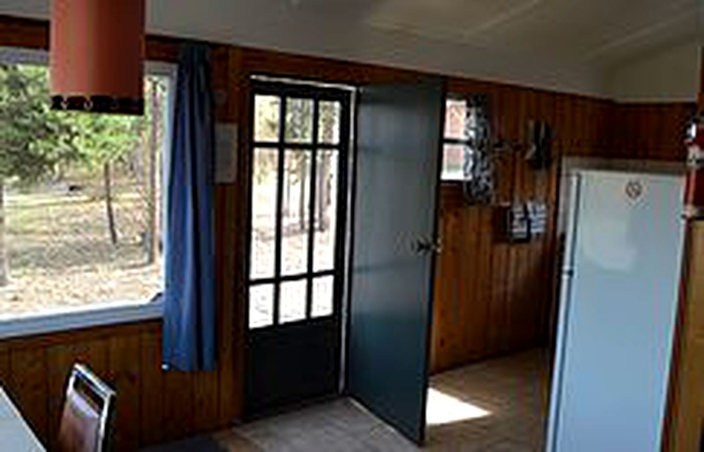 Lakefront Cabin near the Canadian Rockies in Chilanko Forks, British Columbia