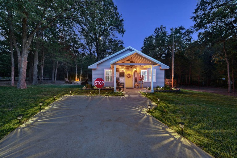 This stylish Wills Point cottage near Dallas is perfect for romantic getaways in Texas.