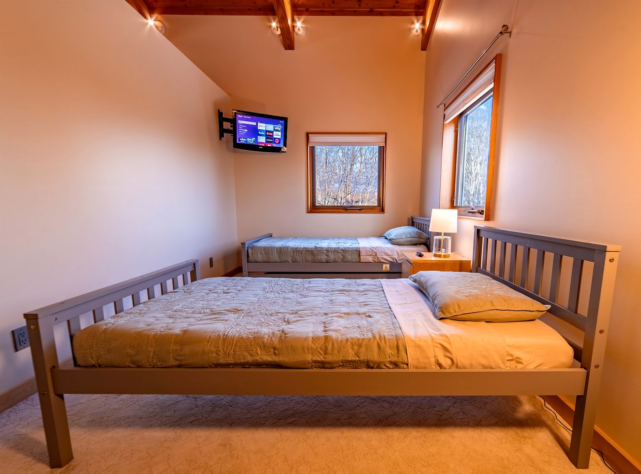 Enjoyable Secluded Cottage with Hot-tub in New Richmond, Wisconsin