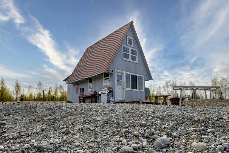 Family Adventure Cabin With Lake View, Barn Animals, Kayak Rentals and Trails in Houston, Alaska
