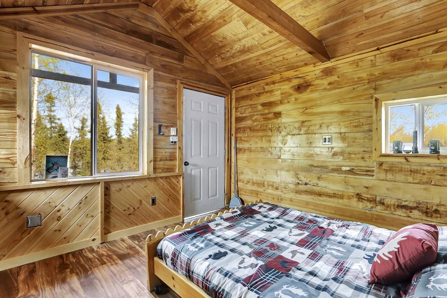 Relaxing Rustic Cabin Retreat, Dry Cabin Experience And Year Round Fishing Fun in Houston, Alaska