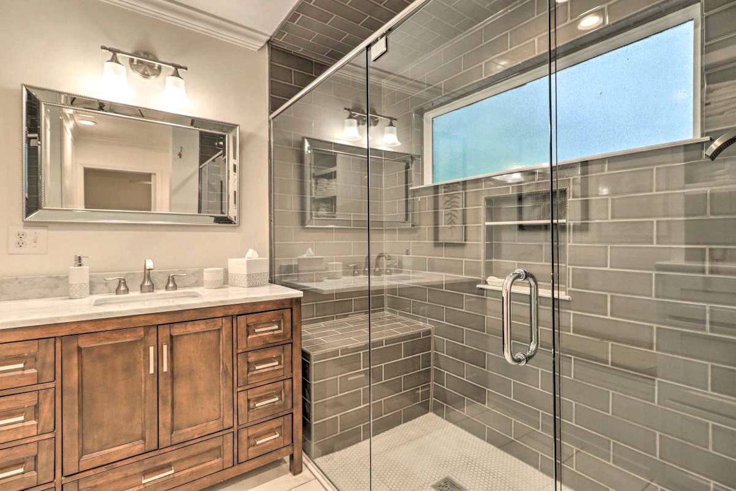 Delightful Waterfront Cabin Rental Overlooking Lake Martin, Elmore County, Alabama