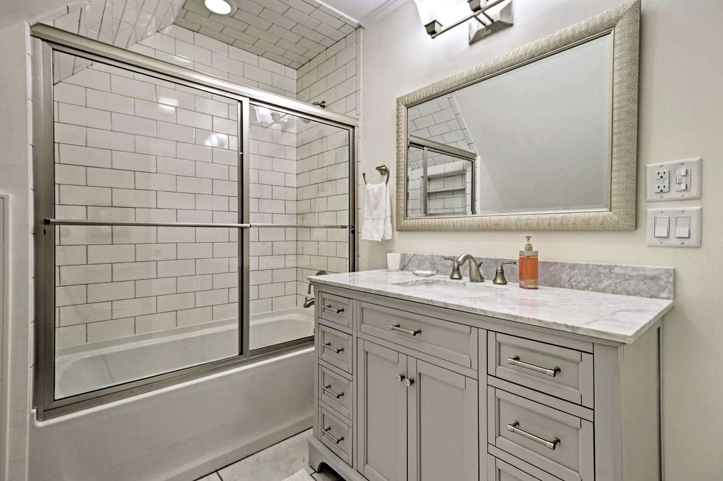 Delightful Waterfront Cabin Rental Overlooking Lake Martin, Elmore County, Alabama