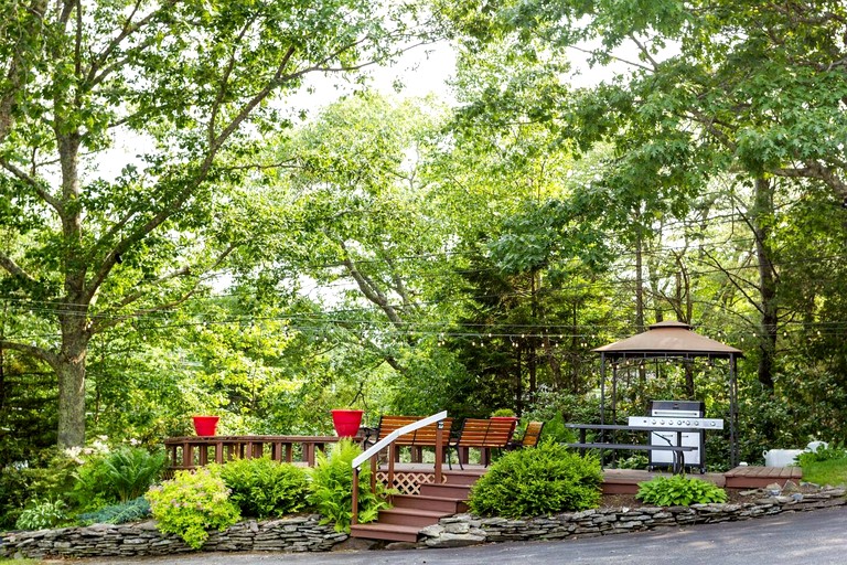 Sunny Room with a Private Deck in a Bed and Breakfast near Camden Hills State Park, Maine | Nature Lodges (Lincolnville, Maine, United States of Ameri