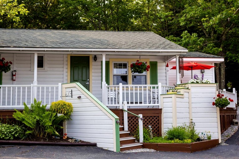 Sunny Room with a Private Deck in a Bed and Breakfast near Camden Hills State Park, Maine | Nature Lodges (Lincolnville, Maine, United States of Ameri