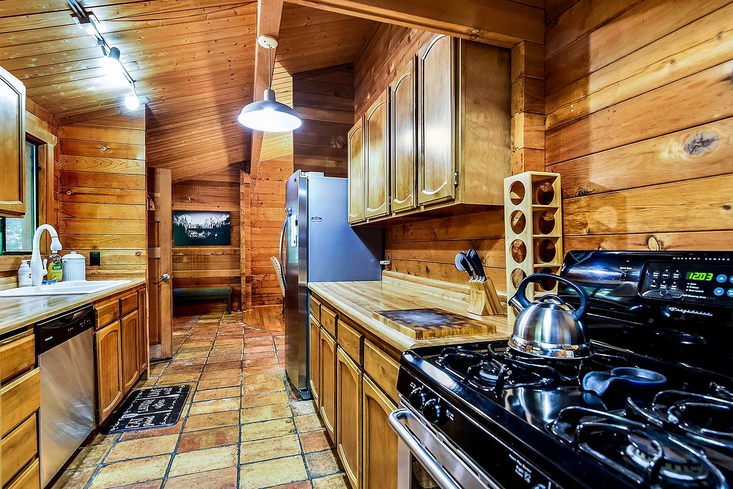 Wonderful Cabin with Jacuzzi and Beautiful Living Spaces in Cazadero, California