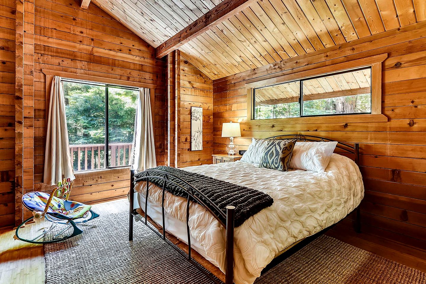 Wonderful Cabin with Jacuzzi and Beautiful Living Spaces in Cazadero, California