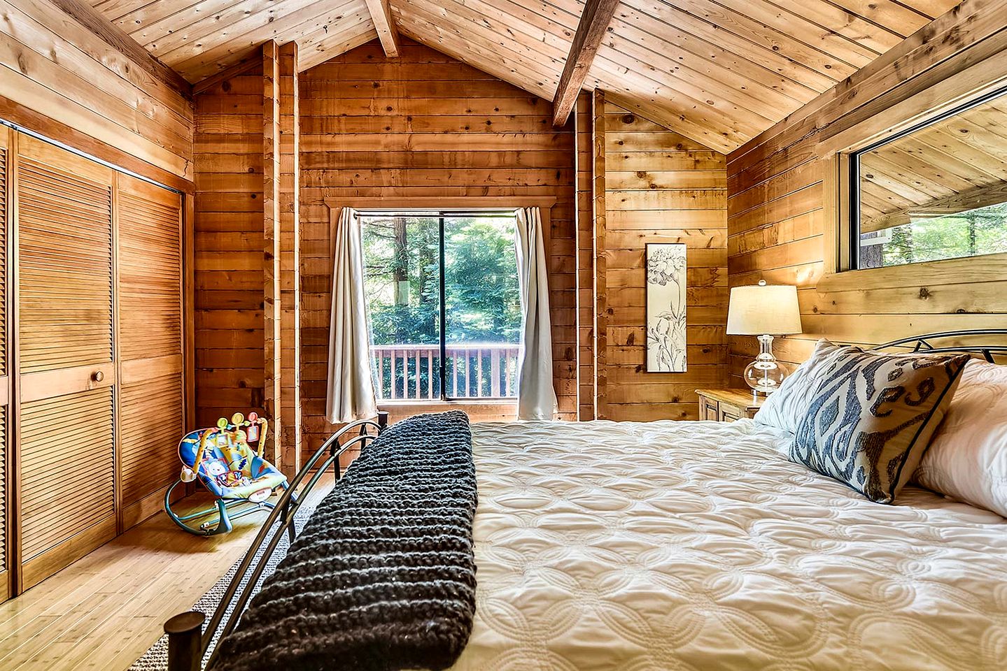 Wonderful Cabin with Jacuzzi and Beautiful Living Spaces in Cazadero, California