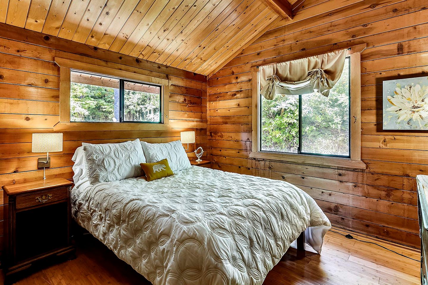 Wonderful Cabin with Jacuzzi and Beautiful Living Spaces in Cazadero, California