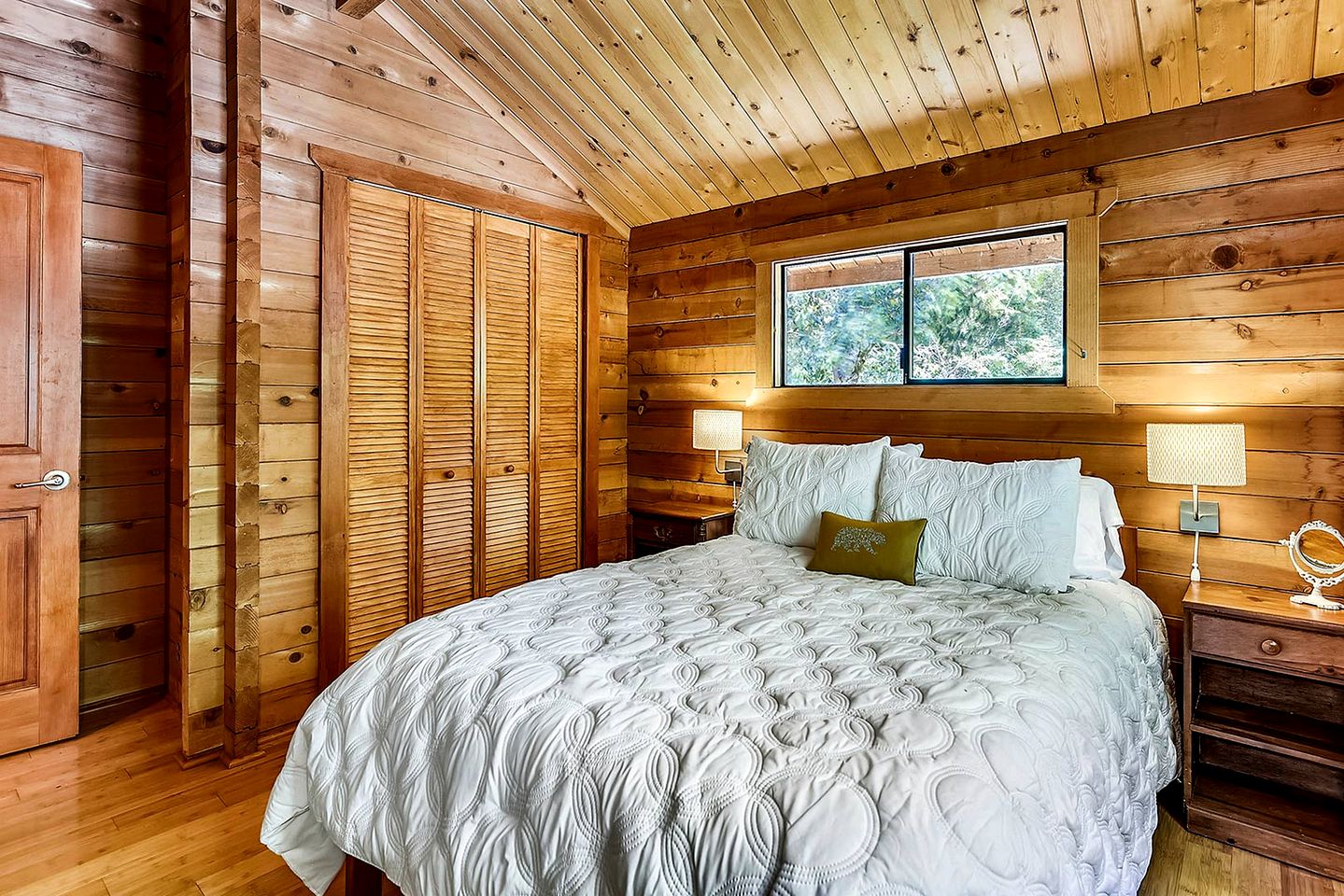 Wonderful Cabin with Jacuzzi and Beautiful Living Spaces in Cazadero, California