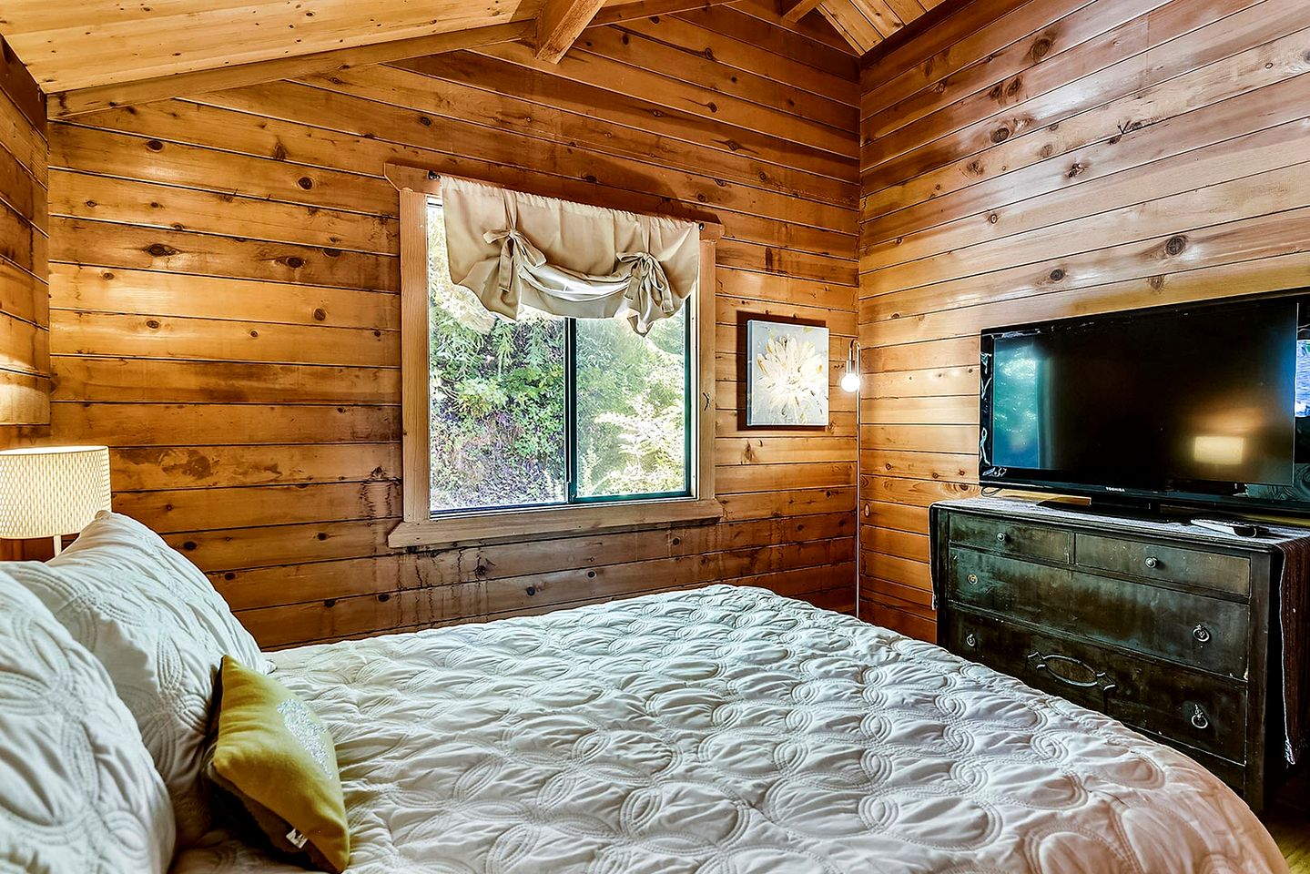 Wonderful Cabin with Jacuzzi and Beautiful Living Spaces in Cazadero, California