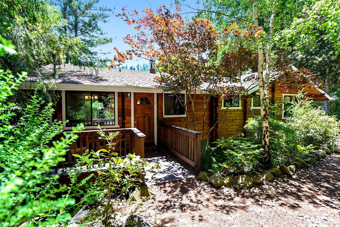 Wonderful Cabin with Jacuzzi and Beautiful Living Spaces in Cazadero, California