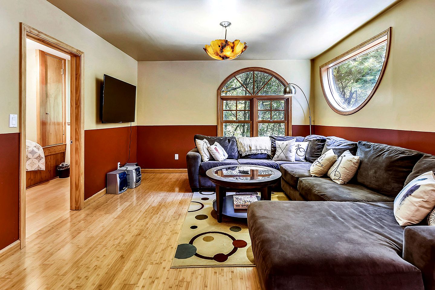 Wonderful Cabin with Jacuzzi and Beautiful Living Spaces in Cazadero, California