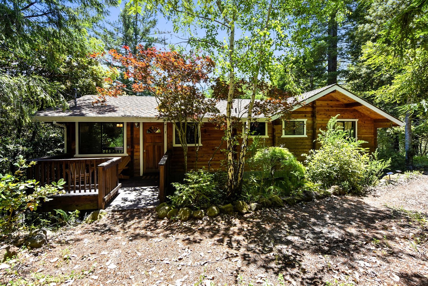 Wonderful Cabin with Jacuzzi and Beautiful Living Spaces in Cazadero, California